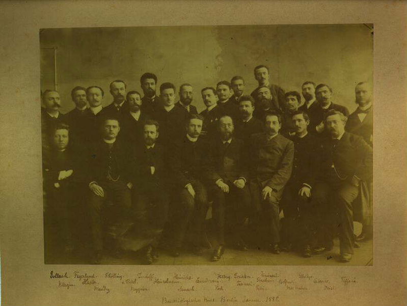 File:Gruppenaufnahme von bakteriologischen Kursen im RKI um 1888-B.jpg