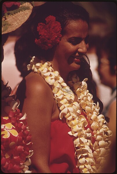 File:HAWAIIANS READY TO DEMONSTRATE HULA DANCE TO WAIKIKI BEACH TOURISTS - NARA - 553916.jpg