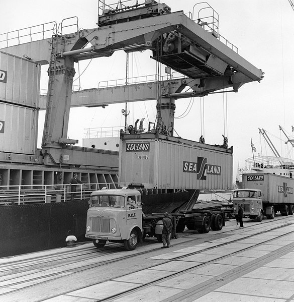 File:HUA-171561-Afbeelding van de overslag van containers van rederij Sea-Land op de Europe Container Terminals (E.C.T.) in de Eemhaven te Rotterdam.jpg