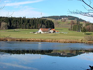 Kilátás a Herrenwieser Weiherre és a Herrenwies Einödhof mellett északnyugatra a Blenderig