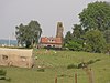 De restanten van de steenfabriek met schoorsteen