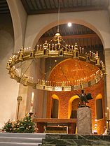 El candelabro Hezilo sobre el altar de la catedral (1960-2010)