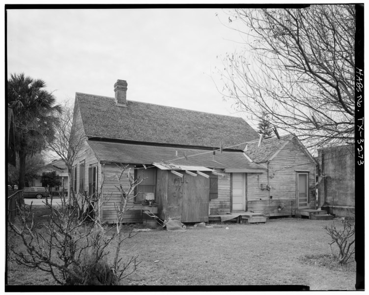 File:Historic American Buildings Survey, Bill Engdahl for Hedrich-Blessing, Photographers, February, 1979 VIEW FROM NORTHEAST (REAR). - Cross Family House, 911 East Madison Street, HABS TEX,31-BROWN,5-7.tif