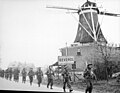 Soldados canadenses marchando entre as cidades de Holten e Rijssen durante a libertação dos Países Baixos em 1945