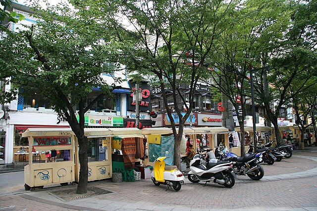 640px-Hongdae_Playground_street_merchant