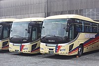 1104, 4959 堀川観光バス譲渡後に導入された貸切車は下記の「PLUM LINER」ではなく路線バスに準じた色の組み合わせとなった
