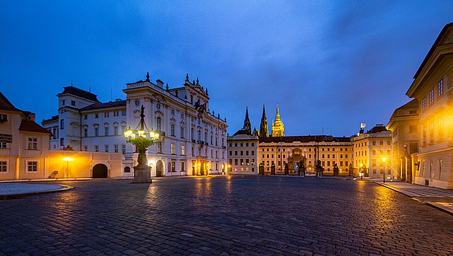 Večerní Hradčanské náměstí. Arcibiskupský palác a Pražský hrad