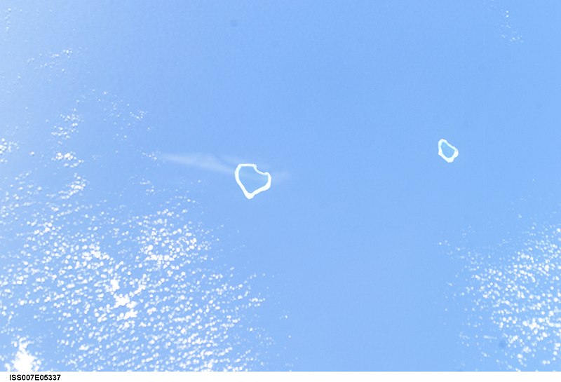 File:ISS007-E-5337 - View of the Society Islands.jpg