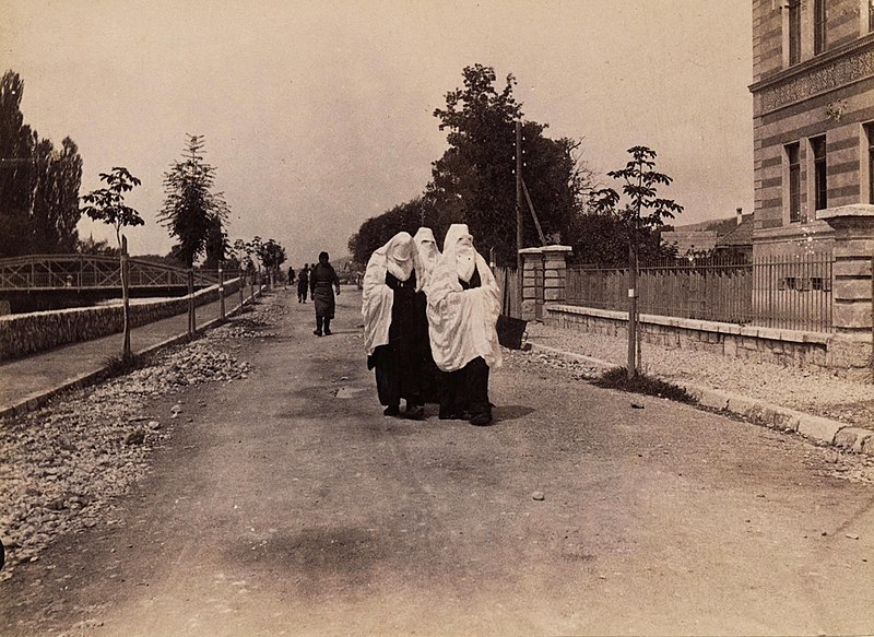 File:Ignaz Königsberger’s Verlag in Sarajevo, Strassenszene mit drei Damen in bosnisch-islamischer Tracht der Totalverhüllung.jpg