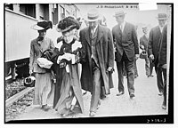 John D. Rockefeller (Mitte) mit seiner Frau Laura, um 1910