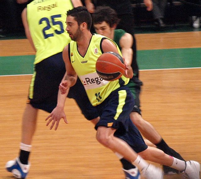 J.C. Navarro, in yellow, with the ball, as a FC Barcelona player, 2009.