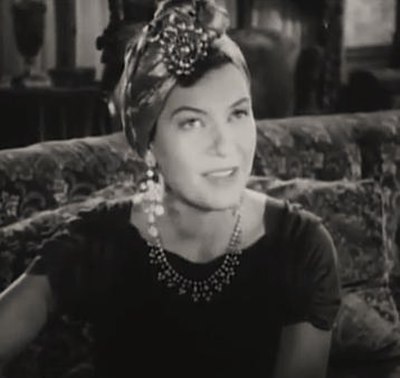 Jacqueline deWit in Fog Island (1945)