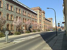 Die Jägerkaserne (Stadtverwaltung) mit Blick auf die Türme der Peterskirche.