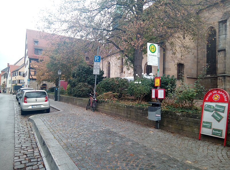 File:Jakobsgasse mit der Bushaltestelle Krumme Brücke (2018).jpg