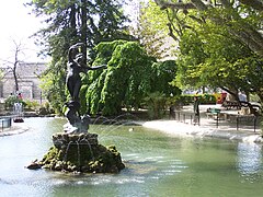 Teich mit Bronze von Félix Charpentier