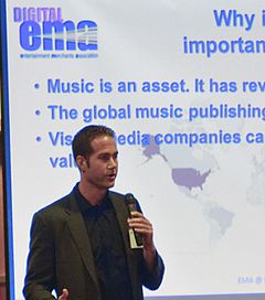 Jason Peterson, Las Vegas, Nevada'daki Electronic Media Association'ın Yıllık Forumu'nda (CES 2015'te Dijital EMA Yıllık Forumu) sunum yapıyor.