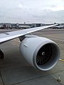 Turbodmychadlový motor General Electric GE90 umístěný pod křídlem letounu Boeing 777