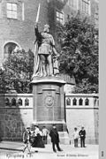 かつてケーニヒスベルク (プロイセン)にあったヴィルヘルム像（ドイツ語版）（1908年撮影）。第二次大戦後にソ連に破壊される。