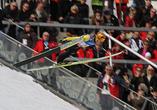 Kasai podczas lotu na skoczni Holmenkollen w Oslo, 11 marca 2012