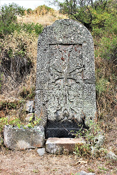 File:Khatchkar at Havuts Tar Monastery 05.jpg