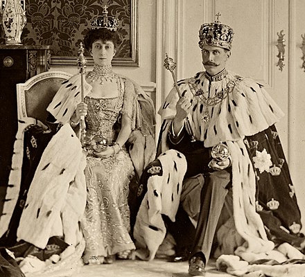 King Haakon VII and Queen Maud of Norway with their regalia[1] in 1906