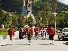 Die Musikkapelle St. Georgen marschiert am „Kirschta“ auf.