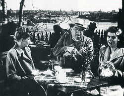 Från vänster Ulla Wikander, Edvard Persson och Elsie Albiin i Klockorna i Gamla Sta'n (1946).