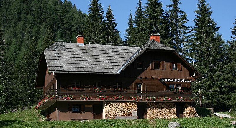 File:Koča na Grohatu pod Raduho.jpg