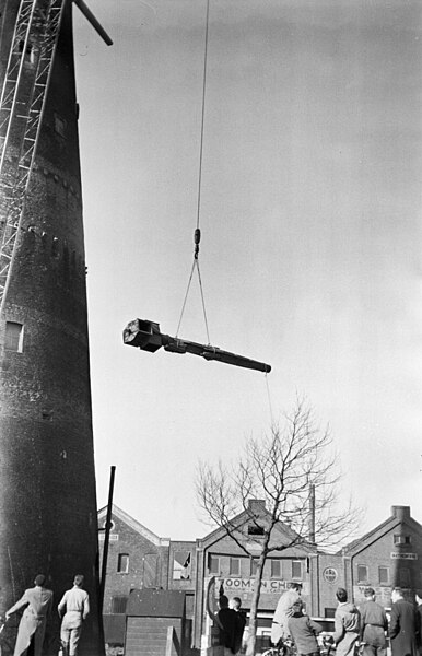 File:Korenmolen de Noord, het hijsen van de as - Schiedam - 20197188 - RCE.jpg