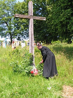 Tadeusz Isakowicz-Zaleski under the cross dedicated in honor of Poles murdered by the UPA in Korosciatyn Korosciatyn2.JPG