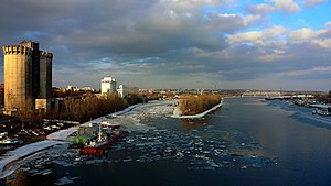 Вид на элеватор со старого моста через реку Самару, февраль 2010 года