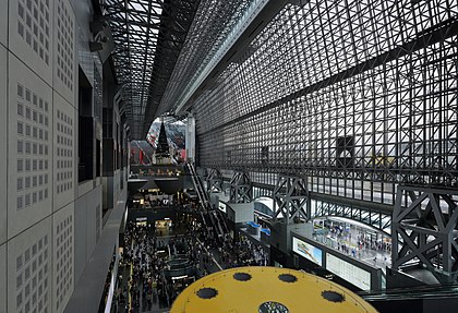 Vista interior da estação ferroviária de Quioto, o principal centro de transporte da cidade e uma das maiores do Japão. (definição 5 719 × 3 905)