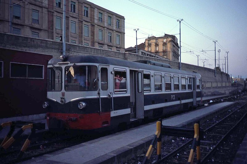 File:L'ADe 18 alla stazione di Catania Porto 1.jpg