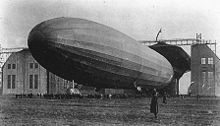 LZ 104 beim Aushallen auf dem Flugplatz Staaken, Oktober 1917