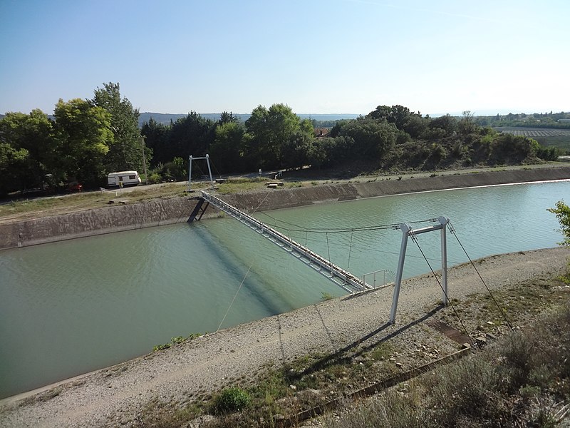 File:La Brillanne, canal usinier EDF, passerelle-bâche.jpg