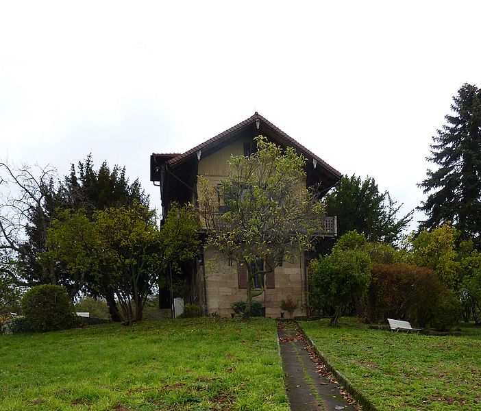 File:Landhaus Weiß Talseite quer mit Garten.jpg