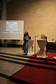 Deutsch: Lange Nacht der Kirchen 2022 in der Pfarrkirche Hinterbrühlam 10. Juni 2022, als Gäste die Friedensaktivistin Timna Brauer und den Mediziner, Theologen und Bestseller-Autor Prof. DDr. Johannes Huber - als Moderator Heinz Nußbaumer