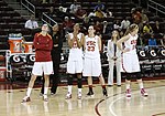 Miniatuur voor Bestand:Laura Beeman and USC basketball players in 2011.jpg