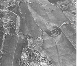 Superficie di una lava a corda (pahoehoe) a nord-est di Pu‘u Koa ́e (31 dicembre 1974). Pu‘u Koa ́e si trova nel deserto Kaʻū, una regione desertica situata a sud-ovest del vulcano Kīlauea. La spirale nella foto ha un diametro di 10 metri.