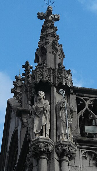 Fil:Liège, Palais Provincial02, statues de Pepin de Landen et Saint Remacle.JPG