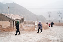 Penduduk desa di Changyucheng Desa berjalan ke Cina opera kinerja, 2010
