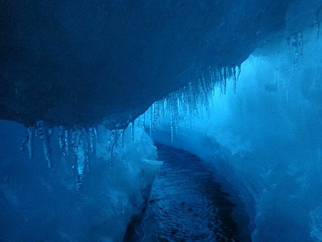 640px-Lovenbreen_Ice_cave_8.JPG