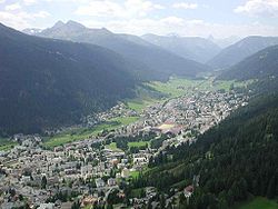 Graubündenin asutus keskittynyt laaksoihin, kuvassa Landwasserin laaksossa sijaitseva Davos.