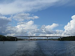 Luukkaansalmen silta idästä kuvattuna. Taustalla Kaukaanselkä ja Kaukaan teollisuusaluetta.