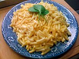 American Kraft Mac & Cheese served on a plate in Sweden, garnished with fresh spinach leaves