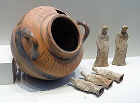 Urne funéraire (Ve siècle) et figurines de terre cuite.