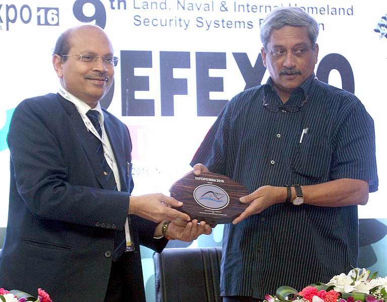 File:Manohar Parrikar being presented a memento by the Secretary (Defence Production), Shri A.K. Gupta, during the International Seminar on Advances in Shipbuilding Technology, organised at the Defexpo-16, in Goa.jpg