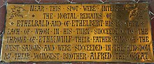 Une plaque dorée portant une inscription en lettres capitales signalant que les dépouilles des rois « Ethelbald et Ethelbert » ont été enterrées à proximité