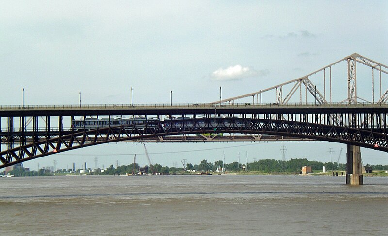 File:MetroLinkEadsBridge.jpg