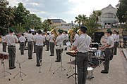 Deutsch: Konzert der Militärmusikkapelle Salzburg im Kurpark Baden, davor Aufstellung am Josefsplatz und Marsch durch die Fußgängerzone